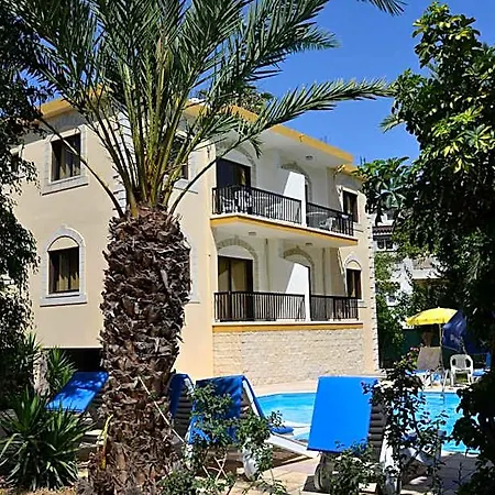 Ξενοδοχείο με διαμερίσματα Odysseas & Eleni 4*